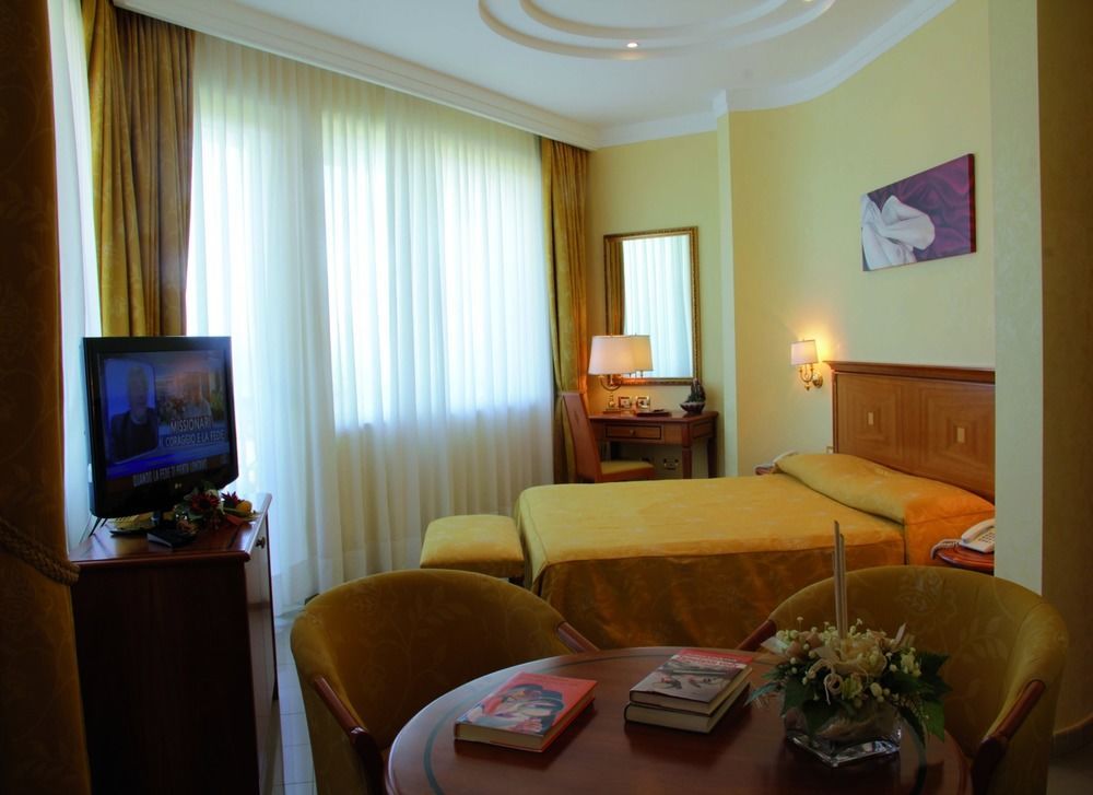 Hotel Tirreno Parghelia Quarto foto